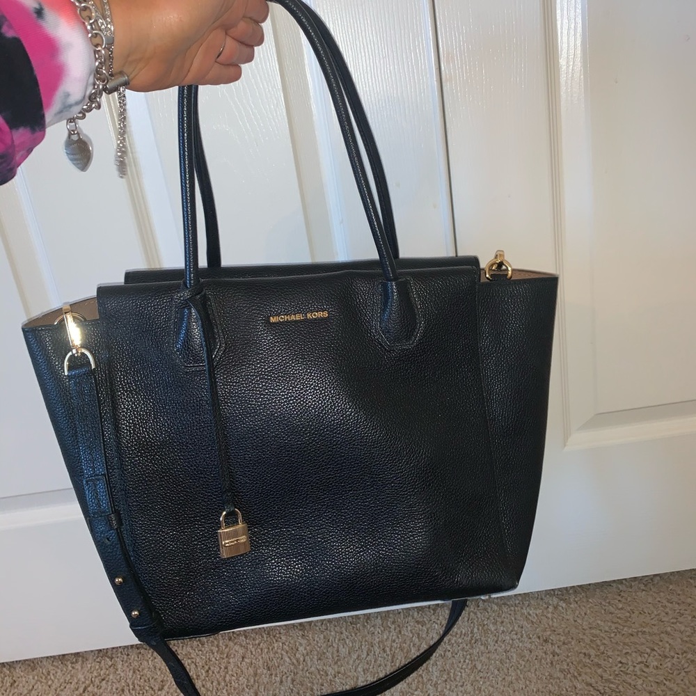 GORGEOUS Black Michael Kors purse - Picture 3 of 8